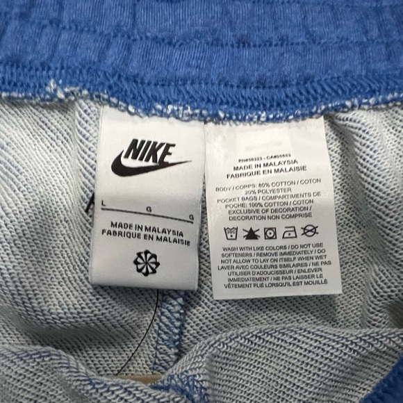 Nike Women’s Shorts - Picture 3 of 5